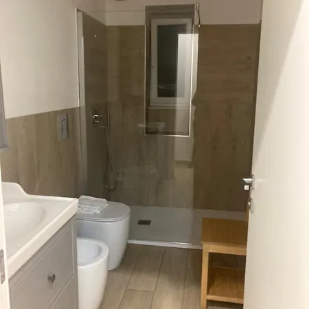 ゲストハウス ベッラ ナポリ トラットリア ピッツェリア ラ・スペツィア